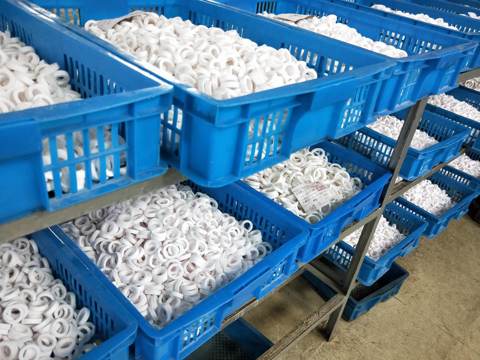 Opslagkratten met onderdelen in de werkplaats